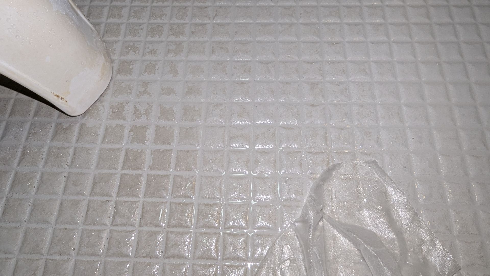 右 風呂の床掃除後 右、左 掃除してない所